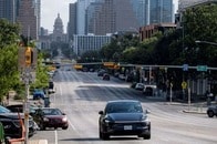 運転席で「客がハンドル操作」...カリフォルニア州、テスラの「ロボタクシー」がサービス開始へ