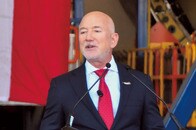 ベゾスが選んだのは報道よりトランプ一家...大量解雇の裏で動く、7500万ドルのメラニア映画