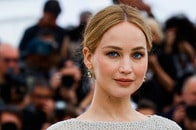 歩きやすさ重視？　カンヌ映画祭出席の米人気女優、豪華ドレスからチラ見えした「場違い」な足元が話題に
