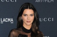 米セレブ「裸体に電飾のみ」の衝撃...尻の割れ目も隠さない「どアップ写真」にネット困惑