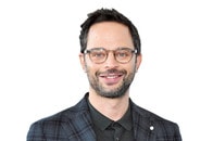 権力者を笑い飛ばす──メル・ブルックス監督が描く「説教くさくない」もう1つの歴史