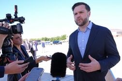 アラスカは共和党の「防波堤」、中間選挙控えバンス氏が支持訴え