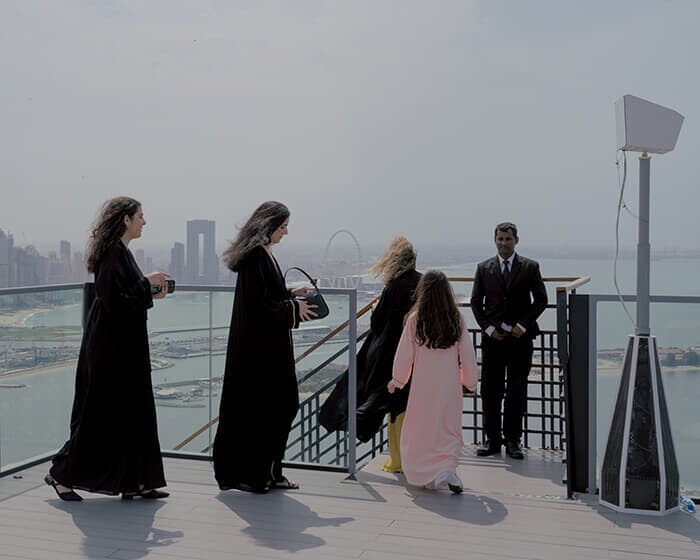 ドバイの人工島パーム・ジュメイラと摩天楼を見渡せる展望台ザ・ビュー・アット・ザ・パーム。スタッフに頼めば、絶景をバックに記念撮影をしてもらえる