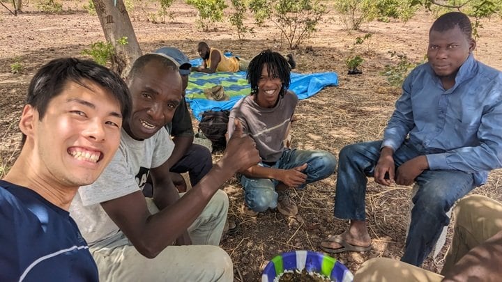 マリ人と食事を共にする