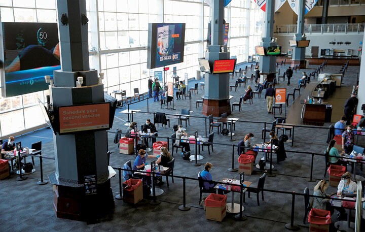 接種初日の1月18日、ジレット・スタジアムに集まった人々　Jessica Rinald-The Boston Globe/GETTY IMAGES