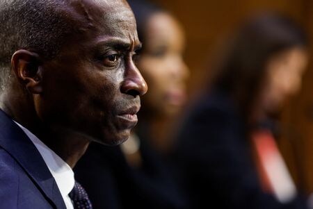 米上院本会議は６日、ジェファーソン連邦準備理事会（ＦＲＢ）理事を副議長に昇格させる人事について、賛成８８、反対１０の圧倒的多数で承認した。写真は６月２１日、上院銀行委員会で証言するジェファーソン氏（２０２３年　ロイター／Jonathan Ernst）