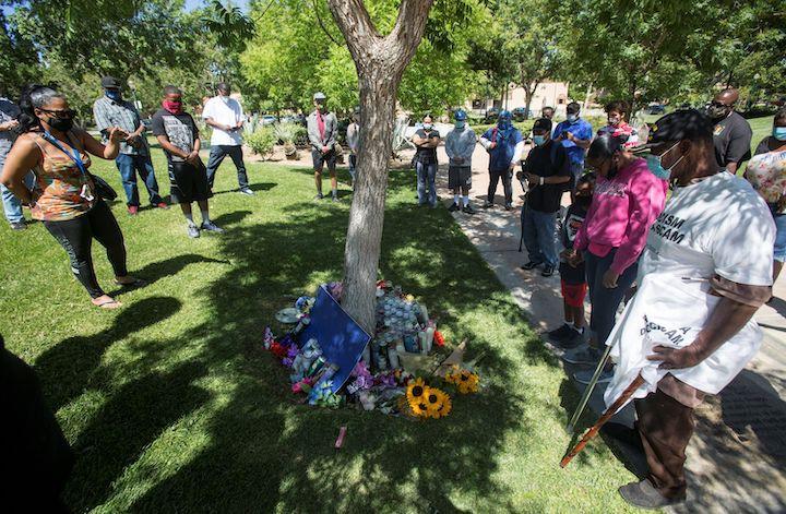 黒人男性が吊るされて死んでいた木の根元に花を捧げる抗議者たち（ロサンゼルス、6月13日）　Ringo Chiu-REUTERS