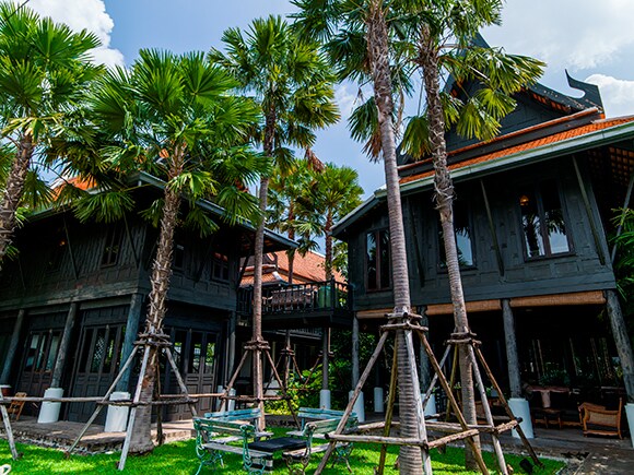 ザ・サイアム　バンコク／川に面して建つレストラン棟。60年前のジム・トンプソンの家をアユタヤから移築した貴重な建物。