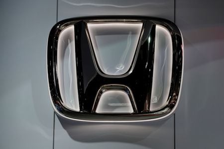 　１１月９日、ホンダは２０２３年３月期の四輪車販売計画を従来の４２０万台から４１０万台に下方修正した。写真は同社のロゴ。２０１８年１月、米デトロイトで撮影（２０２２年　ロイター/Jonathan Ernst）