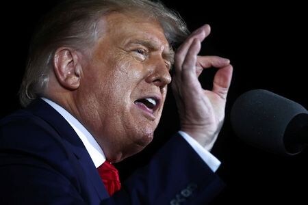 　米政府高官によると、１０月から始まる新会計年度に、難民受け入れを延期ないしさらに縮小するか当局が検討している。写真は支援者に語りかけるトランプ米大統領、ミシガン州で１０日撮影（２０２０年　ロイター／Jonathan Ernst）