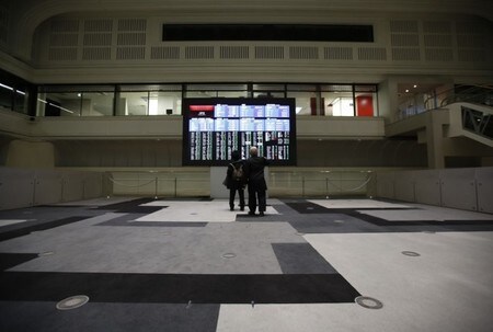 　８月４日、東京株式市場で日経平均は続落した。終値で３営業日ぶりに２万円の大台を下回った。為替が１ドル＝１０９円台後半まで円高に振れたことを嫌気し、売り優勢の展開だった。写真は東京証券取引所で昨年２月撮影（２０１７年　ロイター／Issei Kato）