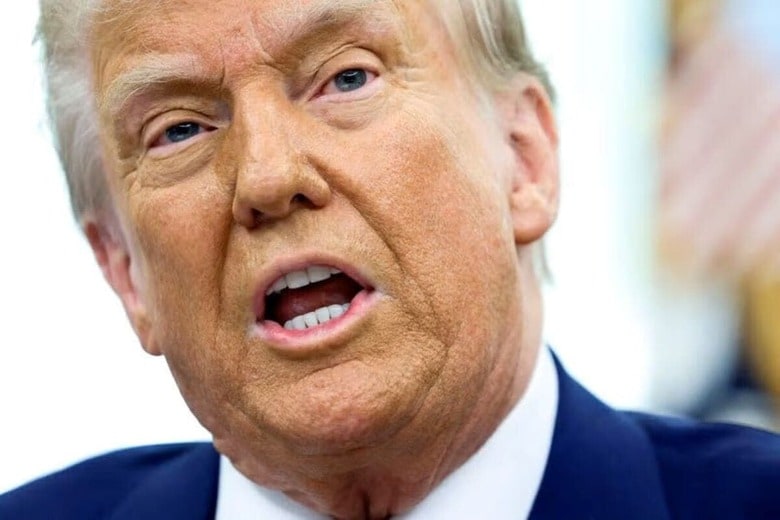 トランプ米大統領は１９日、ウクライナのゼレンスキー大統領を「選挙なき独裁者」と呼び、「ひどい仕事をしてきた」と批判した。１３日撮影（２０２５年　ロイター/Kevin Lamarque）