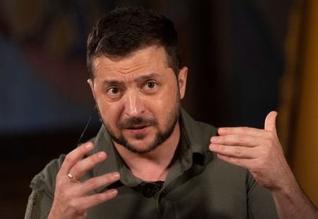 ウクライナのゼレンスキー大統領は７日のビデオ演説で、ロシアを「真の」和平交渉に参加させることが必要だと強調した。９月１６日撮影（２０２２年　ロイター/Valentyn Ogirenko/File Photo）