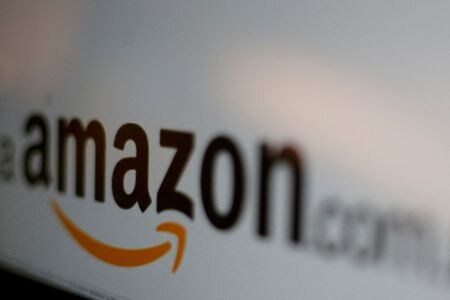 　７月１０日、米アマゾン・ドット・コムは１１─１２日に開催する有料会員向けセール「プライムデー」で、インターネット旅行予約のプライスラインと提携し、ホテル予約の割引を提供する。写真はアマゾンのロゴ。メキシコのメキシコシティ で２０１７年６月撮影（２０２３年　ロイター／Carlos Jasso）