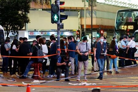 　中国への香港返還から２４年となる１日、抗議デモを警戒して警備に当たっていた警官が男に刃物で刺された。事故現場付近で撮影（２０２１年　ロイター/TYRONE SIU）
