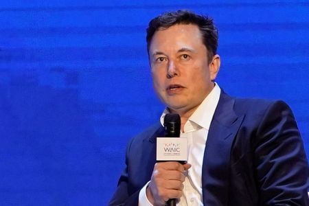 　５月１１日、米ＥＶ大手テスラのイーロン・マスク最高経営責任者（ＣＥＯ）は、新型コロナウイルスの流行で操業を一時停止しているカリフォルニア州フリーモント工場を再開するとツイッターに投稿した。写真は上海で昨年８月撮影（２０２０年　ロイター/Aly Song）