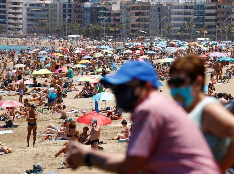 スペインのサンチェス首相は5月31日、新型コロナウイルスの大流行を抑えるための封鎖措置について、6月21日まで15日間の「最後の延長」を議会に要請する考えを表明した。緊急事態宣言が解除されることになる。スペイン領カナリア諸島のビーチで撮影(2020年　ロイター/Borja Suarez)