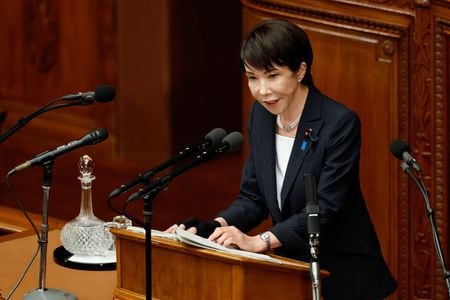 　２月２０日、高市早苗首相（写真）は施政方針演説で、「経済成長を実現するために必要な財政出動をためらうべきではない」と述べ、複数年度予算の導入などを通じて国内投資の促進に注力すると表明した。写真は国会で施政方針演説を行う高市首相。都内で２０日撮影（２０２６年　ロイター/Kim Kyung-Hoon）