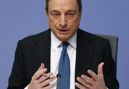 　３月１０日、ＥＣＢは主要政策金利を０．００％に引き下げた。写真はフランクフルトで記者会見に臨むドラギ総裁。１０日撮影（２０１６年　ロイター／Kai Pfaffenbach）