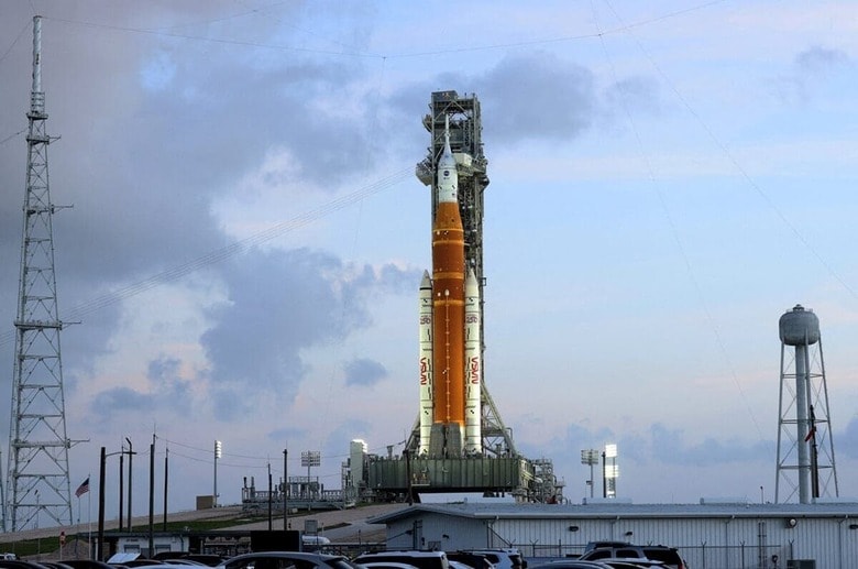 アルテミスIIミッションで打ち上げられるロケット　Brendan McDermid-REUTERS