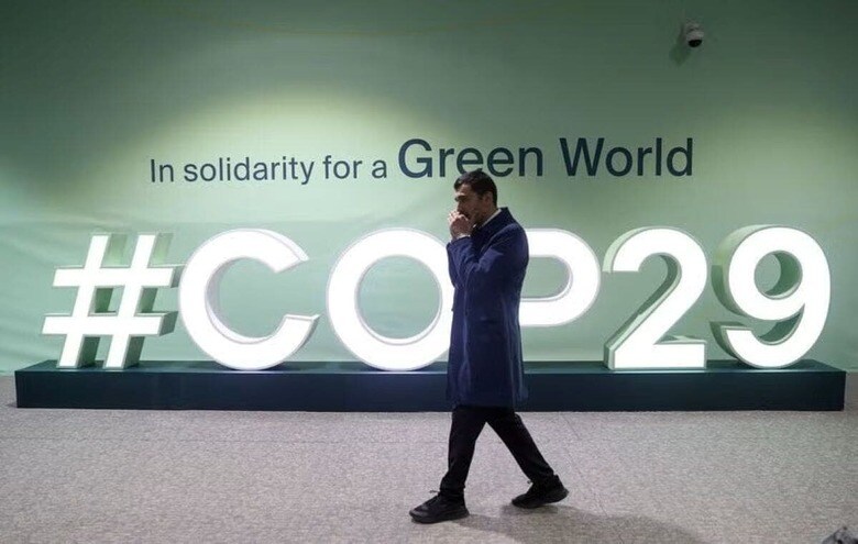 １１月１３日、アゼルバイジャンで開催中の国連気候変動枠組み条約第２９回締約国会議（ＣＯＰ２９）の交渉担当者は、途上国の気候変動対策支援について、世界銀行など国際開発金融機関（ＭＤＢｓ）が増額を打ち出したことを歓迎した。写真はＣＯＰ２９のロゴ。アゼルバイジャンのバクーで８日撮影（２０２４　ロイター／Aziz Karimov）