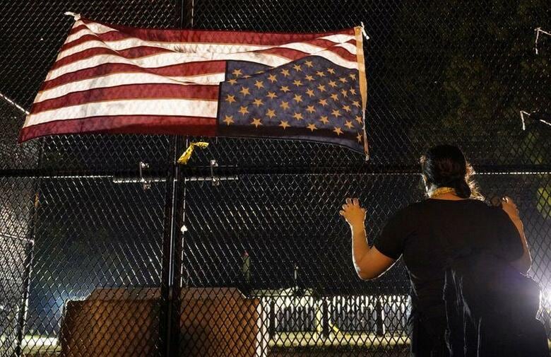 米中西部ミネソタ州ミネアポリス近郊で黒人のジョージ・フロイドさんが白人警官から首を圧迫され死亡した事件で、免職となった元警官４人が訴追された。写真はホワイトハウス前で抗議する人々（２０２０年　ロイター/Erin Scott）