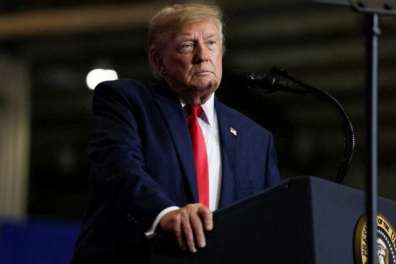 ダーリン・グラム氏の支援集会に出席するトランプ米大統領。２１日、サウスカロライナ州ペンドルトンのクレムソン大学で撮影。REUTERS/Umit Bektas