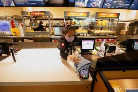 米ニューヨーク連銀が９日発表した米家計債務と信用に関する四半期報告書によると、クレジットカードの利用残高が第３・四半期に１７０億ドル増加した。写真は３月１５日撮影（２０２１年　ロイター/Mario Anzuoni）