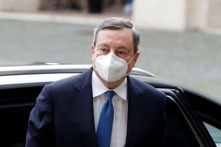 　イタリアの新首相候補に指名されたマリオ・ドラギ前ＥＣＢ総裁（写真）の政権が発足することになれば、同国が抱える幾つかの厄介な構造問題に正面から向き合う必要が出てくる。これらの問題が生み出された過程には、実はドラギ氏も以前の職務を通じて関与しているのだ。ローマで３日撮影（２０２１年　ロイター／Yara Nardi）