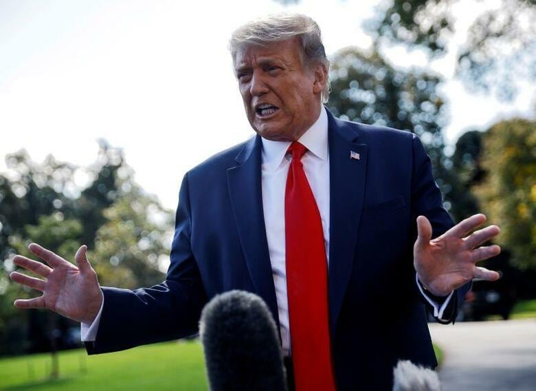 トランプ米大統領は、前日の大統領選討論会で言及した白人至上主義の極右団体「プラウド・ボーイズ」について、どのような存在か知らないとした上で、同団体が身を引いて法執行当局に仕事をさせるべきとの考えを示した。ホワイトハウスで撮影(2020年　ロイター/Carlos Barria)