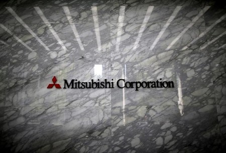 　９月１６日、三菱商事は、ローソンの子会社化を正式発表した。１株８６５０円で株式公開買い付け（ＴＯＢ）を実施し、現行３３．４％の出資比率を過半数に高める。写真は都内で４月撮影（２０１６年　ロイター／Issei Kato）