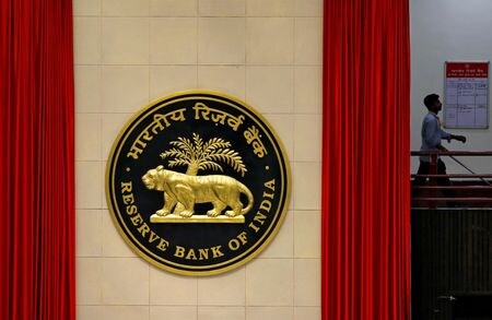 　インド準備銀行（ＲＢＩ、中央銀行）が１０月２０日公表した今月６日の金融政策委員会（ＭＰＣ）議事要旨によると、同行は当面インフレ率を目標値の４％に抑えることに集中する意向だ。写真はＲＢＩのロゴ。２０１９年７月、ニューデリーで撮影（２０２３年　ロイター/Anushree Fadnavis）