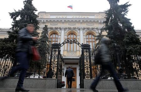 ロシア中央銀行は２３日、政策金利<RUCBIR=ECI>を過去最低水準の４．２５％に据え置くと決定した。写真はモスクワのロシア中銀本部。２０１９年２月撮影（２０２０年　ロイター/Maxim Shemetov）