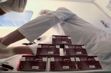 欧州委員会は３日、米ギリアド・サイエンシズの抗ウイルス薬「レムデシビル」を重症の新型コロナウイルス感染症患者の治療に利用することを条件付きで承認した。写真は６月２５日、カイロで撮影されたレムデシビル（２０２０年　ロイター/Amr Abdallah Dalsh/File Photo）