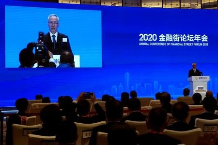 中国人民銀行（中央銀行）の易綱総裁は２１日、景気支援のため同国の債務は今年一時的に増加するなか、経済成長の安定とリスク防止のバランスを取る考えを示した。同じフォーラムで講演する劉鶴副首相。（２０２０年　ロイター/Binbin Huang）