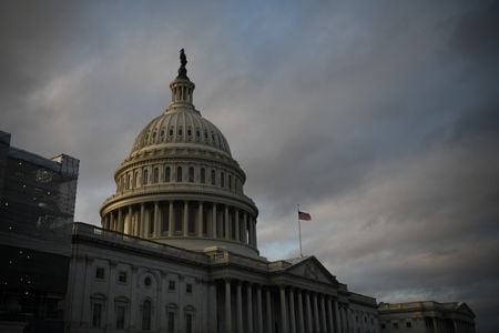 トランプ米大統領は、議会が承認した４９億ドルの対外援助予算を撤回する考えを表明した。写真はワシントンの連邦議会議事堂。２０１９年１１月撮影（２０２５年　ロイター/Loren Elliott）