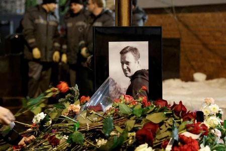 　米紙ウォール・ストリート・ジャーナル（ＷＳＪ）は２７日、事情に詳しい関係者の話として、ロシア北極圏の刑務所で２月に死亡した反政府活動家ナワリヌイ氏について、プーチン大統領が殺害を命じなかった可能性が高いと米情報当局が判断したと報じた。モスクワで３月撮影（２０２４年　ロイター）