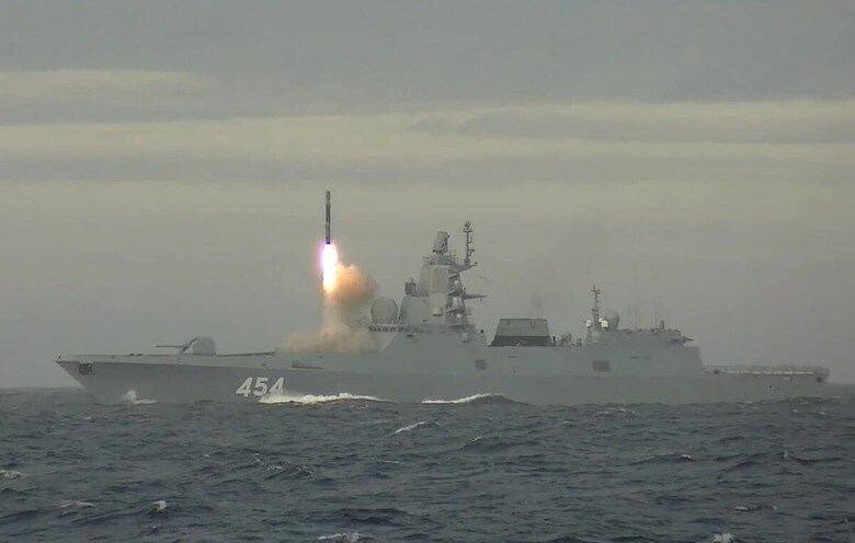 ロシア、極超音速巡航ミサイル「ツィルコン」の発射実験に成功（2022年5月、北極海のバレンツ海で）Ministry of Defence of the Russi via Reuters Connect