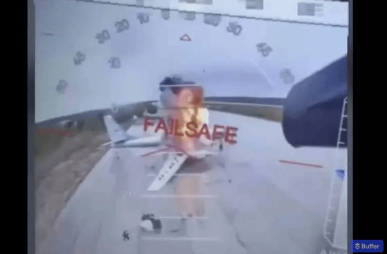 ウクライナ保安庁の情報提供者が公開した映像からの一場面で、ウクライナのドローンがロシア領深部の軍用機を攻撃する様子（6月1日）　Source in the Ukrainian Security Service via AP, File