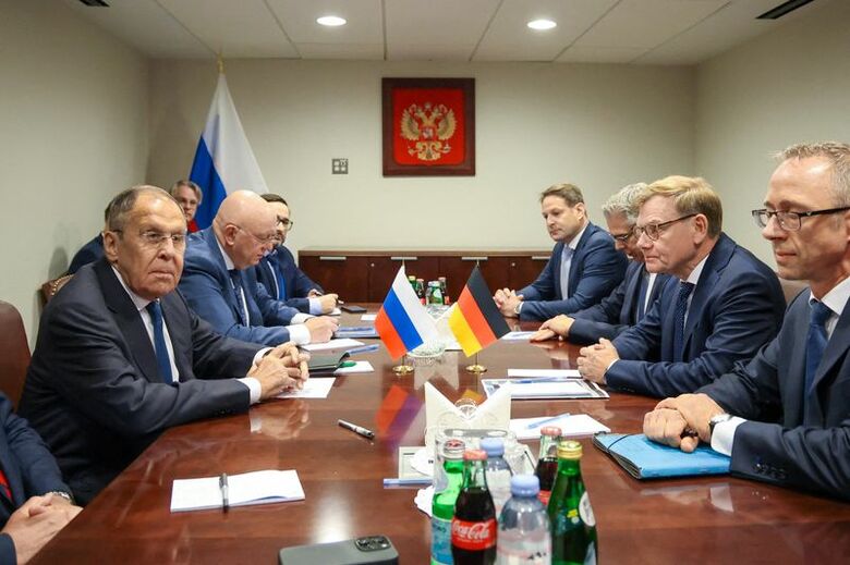 写真は9月26日、米ニューヨークで会談するロシアのラブロフ外相とドイツのワーデフール外相ら。ロシア外務省提供。REUTERS