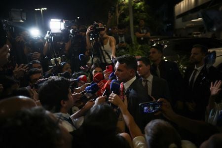 　ブラジルのボルソナロ前大統領が、体調不良のため首都ブラジリアの病院に搬送されたと、息子のフラビオ氏（写真）がＸへの投稿で１６日明らかにした。同日、ブラジリアで撮影（２０２５年　ロイター/Adriano Machado）