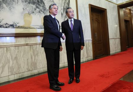 米国務省は、ブリンケン長官が１３日にインドネシアで中国外交を統括する王毅政治局委員と会談すると発表した。写真は６月に北京で会談したブリンケン氏（左）と王氏。６月１９日、北京の釣魚台国賓館で撮影（２０２３年　ロイター/Leah Millis）