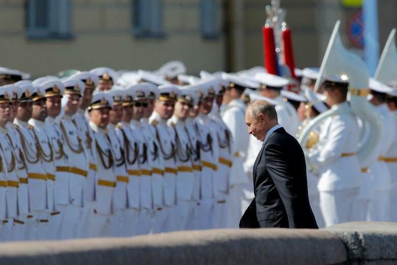 ロシアのプーチン大統領は27日、ベラルーシのルカシェンコ大統領支援に向けロシア政府は予備警察隊を設置したが、現地の混乱が制御不能にならない限り動員されないと述べた。サンクトペテルブルクで7月代表撮影(2020年　ロイター)