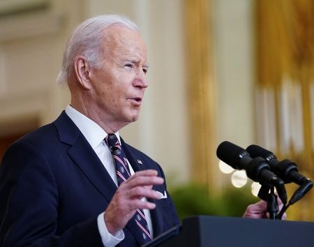 ３月２１日、バイデン米大統領は、ロシアのウクライナ侵攻を巡り中国が物質的支援を行った場合の対応について、欧州首脳陣と連携する計画だと米政権高官が述べた。写真は２月２２日、ホワイトハウスで記者会見するバイデン大統領（２０２２年　ロイター／Kevin Lamarque）
