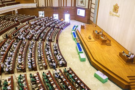 軍が大幅に議席を占めるなか開かれた議会、16日撮影　REUTERS/Stringer