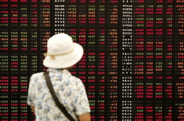 株価ボードを見る人。2009年7月1日、ソウルで撮影。REUTERS/Jo Yong-Hak