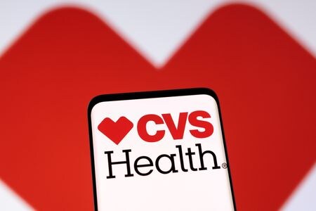 米薬局チェーン・薬剤給付管理（ＰＢＭ）大手、ＣＶＳヘルスは会社分割によって小売り事業と保険事業を分離することなどを検討していることが分かった。写真は２０２２年５月撮影（２０２４年　ロイター/Dado Ruvic/Illustration）