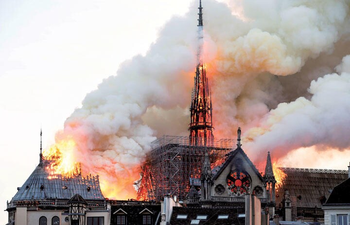 炎に包まれるパリのノートルダム大聖堂　Benoit Tessier-REUTERS