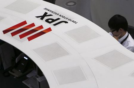 　２月１３日、前場の東京株式市場で、日経平均は前営業日比１４円５４銭高の２万３８７５円７５銭となり、小幅に続伸した。写真は東京証券取引所で２０１５年８月撮影（２０２０年　ロイター／Yuya Shino）