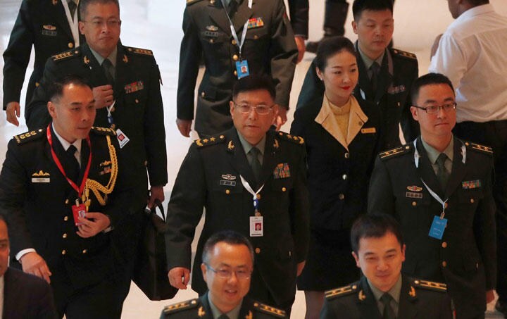 英国際戦略研究所（IISS）主催のアジア安全保障会議出席のため、今年6月シンガポール入りした何雷中将（写真中央）　Edgar Su-REUTERS